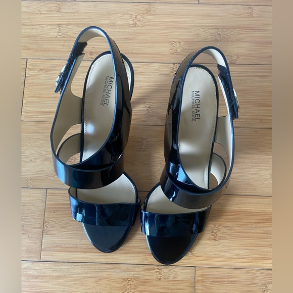 Michael Kors black patent leather slingbacks with wide straps and Velcro closure - Picture 2 of 11
